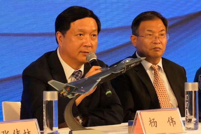 世界首架！中国歼20双座版亮相全能作战威力强悍(图1)