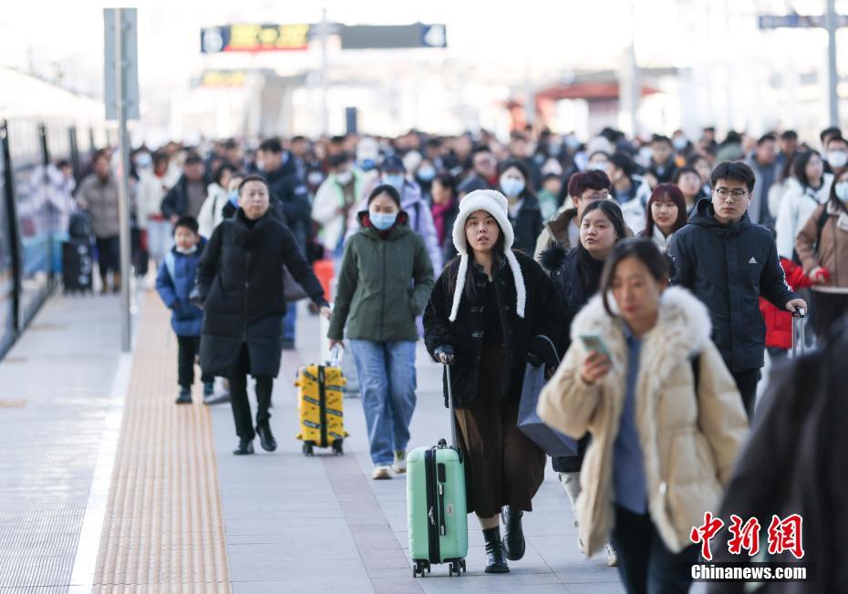 新春见闻）春运过半全国铁路累计发送旅客23亿人次(图1)