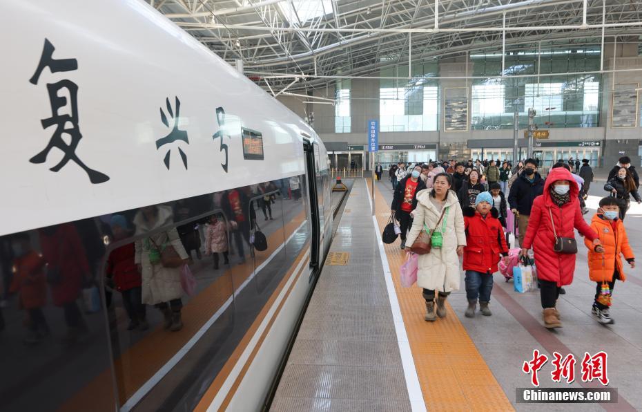 新春见闻）春运过半全国铁路累计发送旅客23亿人次(图3)