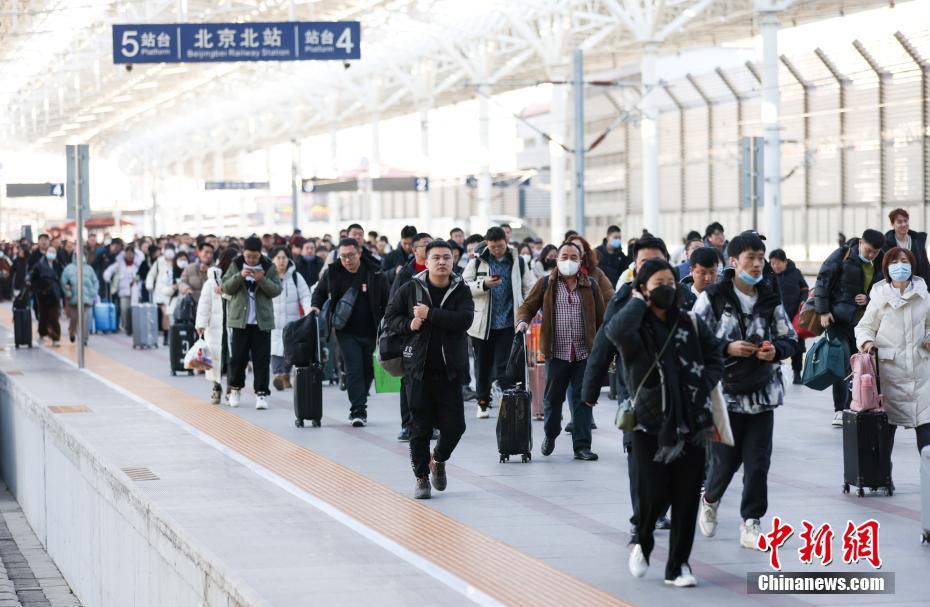新春见闻）春运过半全国铁路累计发送旅客23亿人次(图7)