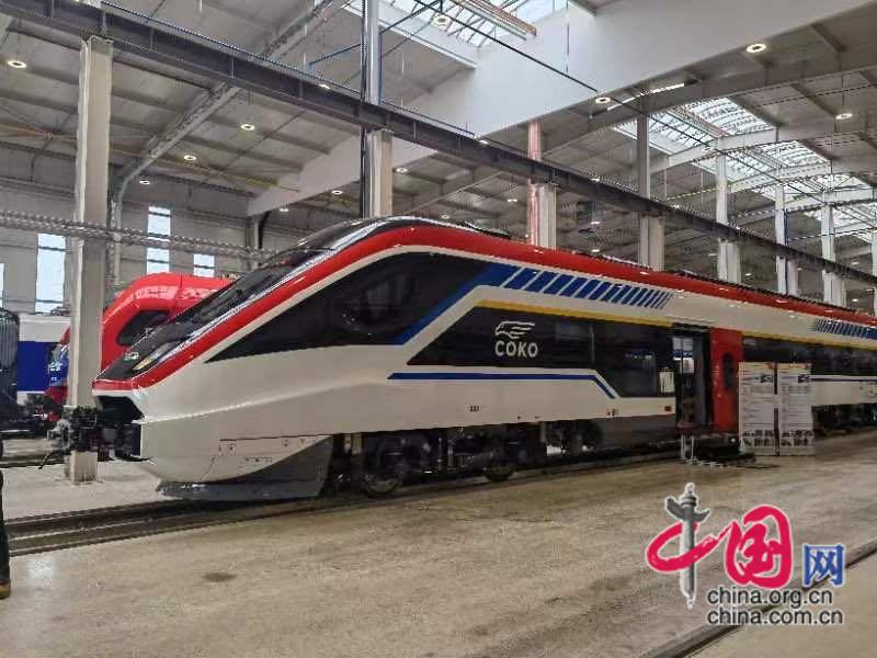 中国研制的匈塞铁路高速动车组在塞尔维亚首次亮相(图1) 中国研制的匈塞铁路高速动车组在塞尔维亚首次亮相(图1)